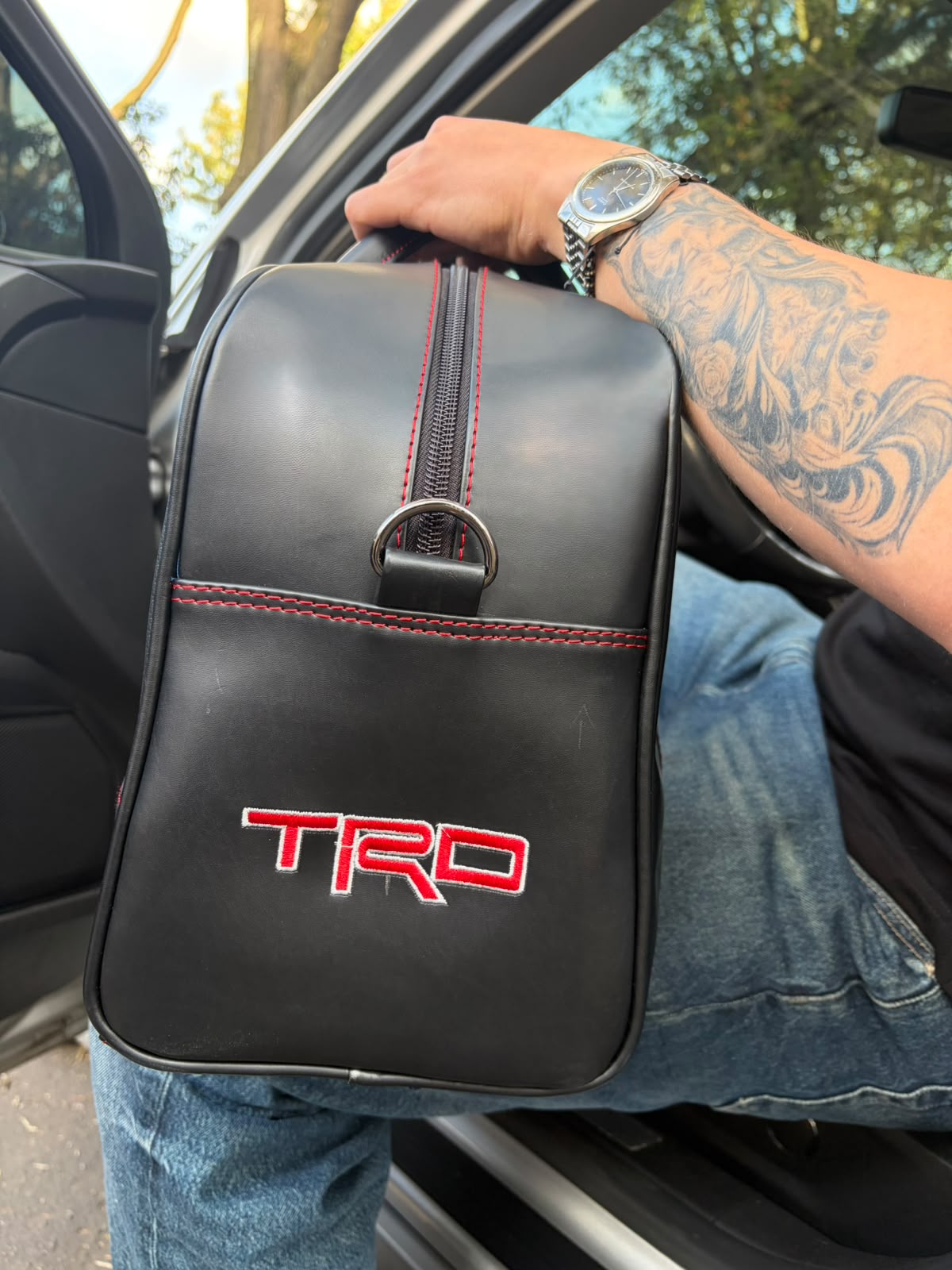 Bolso negro con detalles rojos de inspiración deportiva